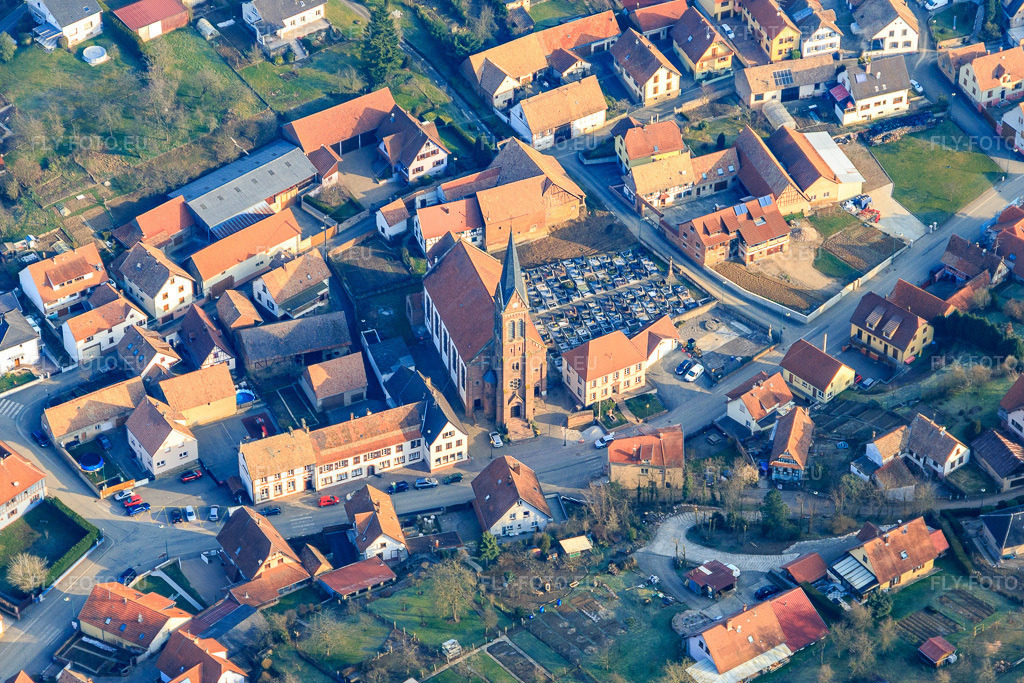 Vue aérienne: Église Saint-Nabor à Ettendorf dans le département Bas Rhin, France – .Photo: IMG_105356.jpg prise le 25/03/2018 par Werner Riehm/FLY-FOTO.eu – Résolution de l'original: 4657 x 3104 px – Paroisse St-Nabor - Ettendorf
