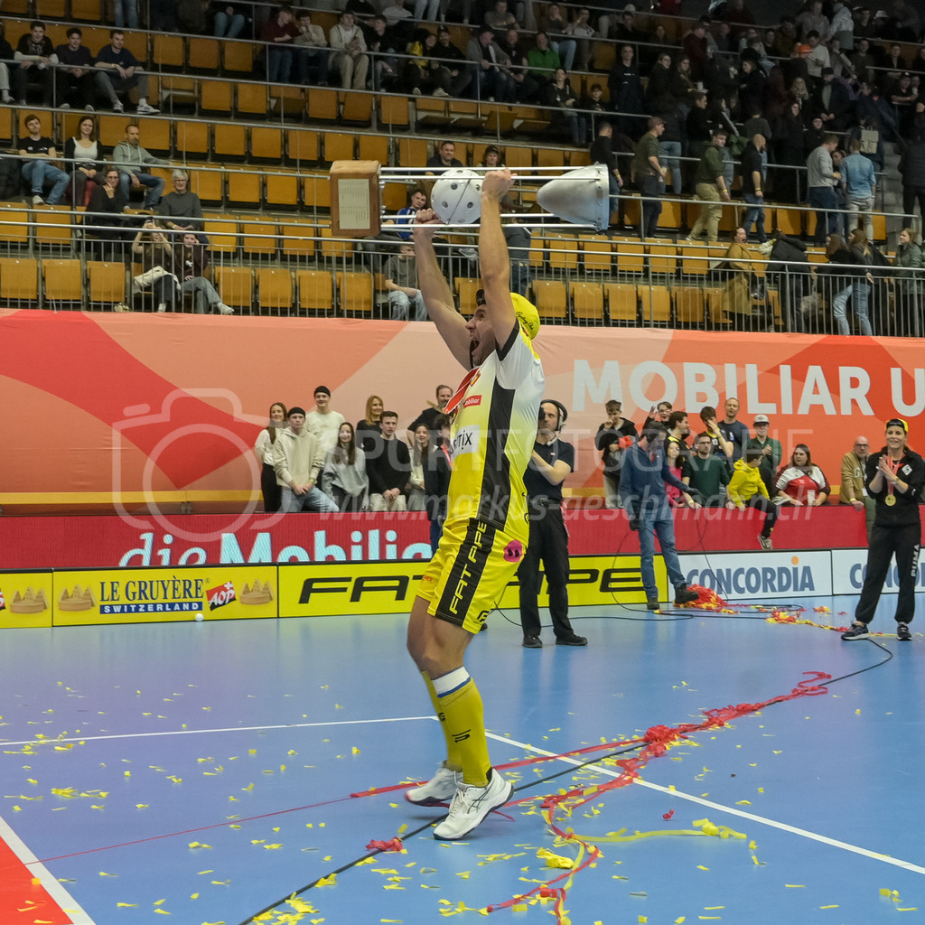 Zug United vs HC Rychenberg - 22. February 2025 | Zug United vs HC RychenbergSporthalle Wankdorf, BernTobias Studer (#23 HC Rychenberg Winterthur) präsentiert den Pokal.Bild: Sportfotografie Markus Aeschimann | www.markus-aeschimann.ch - Realisiert mit Pictrs.com