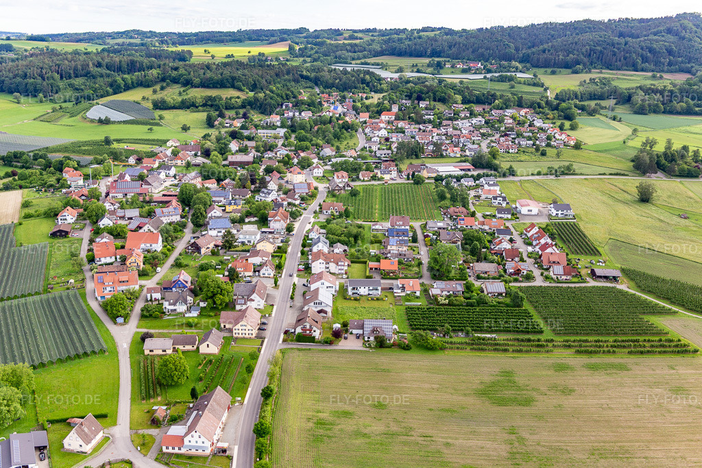 Luftbild: Dorfansicht aus Süden im Ortsteil Altheim in Frickingen im Bundesland Baden-Württemberg in Deutschland. Foto: IMG_132046.jpg vom 26.05.2022 durch Werner Riehm/FLY-FOTO.de: Gemeinde Frickingen