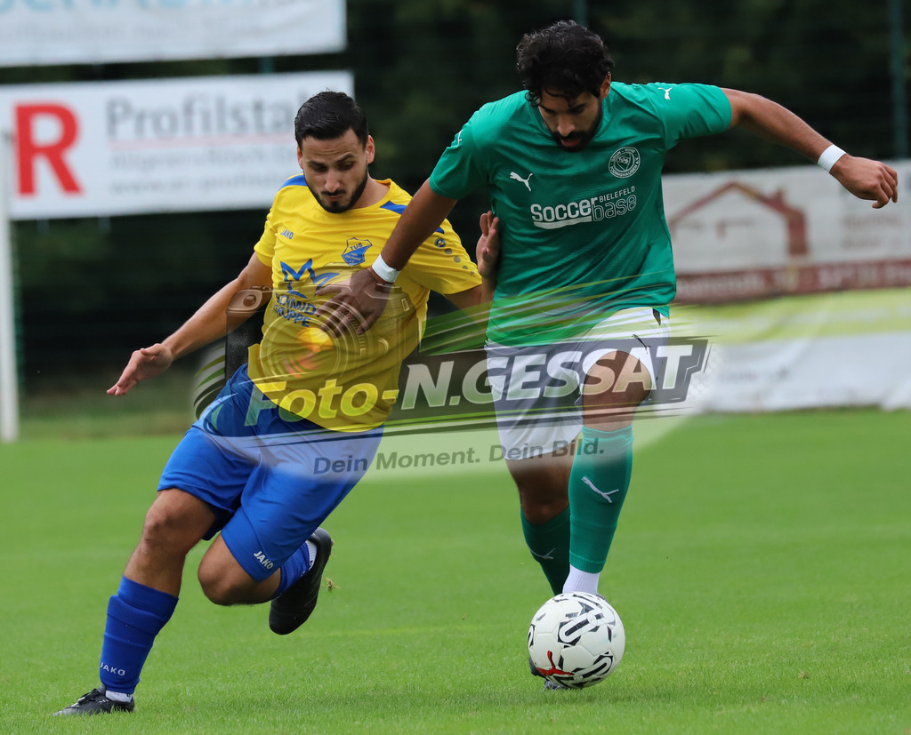 TuS GW Pödinghausen - TuS Dielingen | Auf dem Bild zu sehen: grün TuS GW Pödinghausen: Orkun Tosun ; gelb TuS Dielingen: Abdullah SeyhanTuS GW Pödinghausen, TuS Dielingen, Saison 25/26, Bezirksliga, Enger, Deutschland - Realisiert mit Pictrs.com