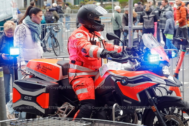 42. Mainova Frankfurt Marathon 2025 | 26.10.2025 Frankfurt Marathon hier Deutsches Rotes Kreuz Notarzt Rettungssanitäter auf Motorrad im Einsatz (Foto: Peter Henrich) - Realisiert mit Pictrs.com