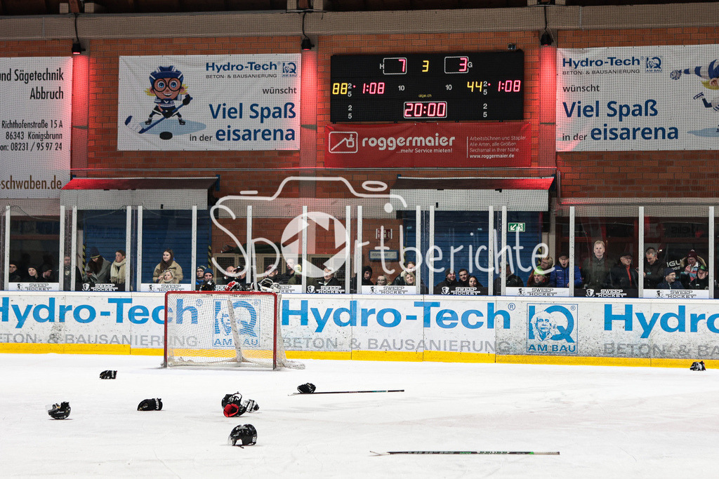 EHC Königsbrunn - TEV Miesbach | Grenzenloer Jubel beim EHC Koenigsbrunn nach dem Gewinn der Bayerliga Meisterschaft im Spiel 3 der Playoffserie gegen den TEV Miesbach / Jubel / Freude / Siegerfoto / Endstand / Anzeigetafel