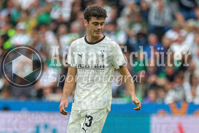 Borussia Mönchengladbach vs SV Werder Bremen - Bundesliga  | Mönchengladbach, Deutschland, 14.09.25:   Giovanni Alejandro Reyna (Borussia Mönchengladbach) schaut waehrend des Spiels der Bundesliga zwischen Borussia Mönchengladbach vs SV Werder Bremen im Stadion im Borussia Park(Foto von Brauer-Fotoagentur / Adrian Schlueter)