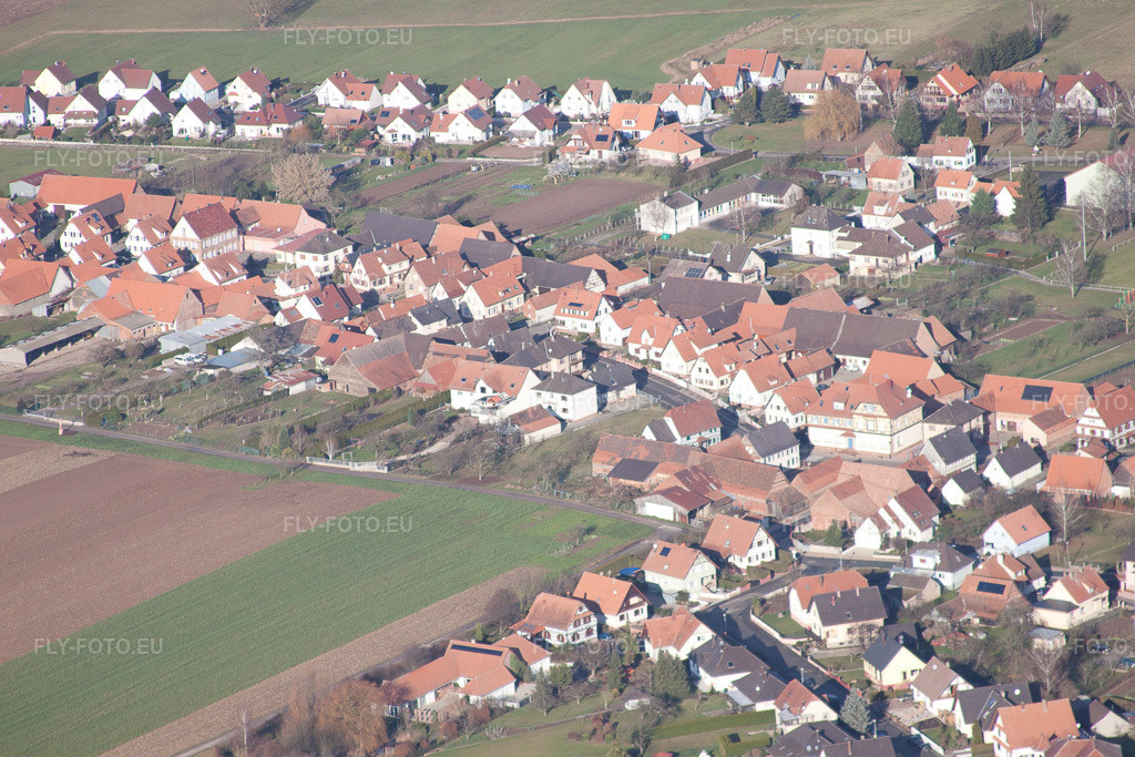 Vue aérienne: Rue Principale depuis le sud à Schleithal dans le département Bas Rhin, France – .Photo: IMG_48499.jpg prise le 11/12/2011 par Werner Riehm/FLY-FOTO.eu – Résolution de l'original: 4752 x 3168 px
