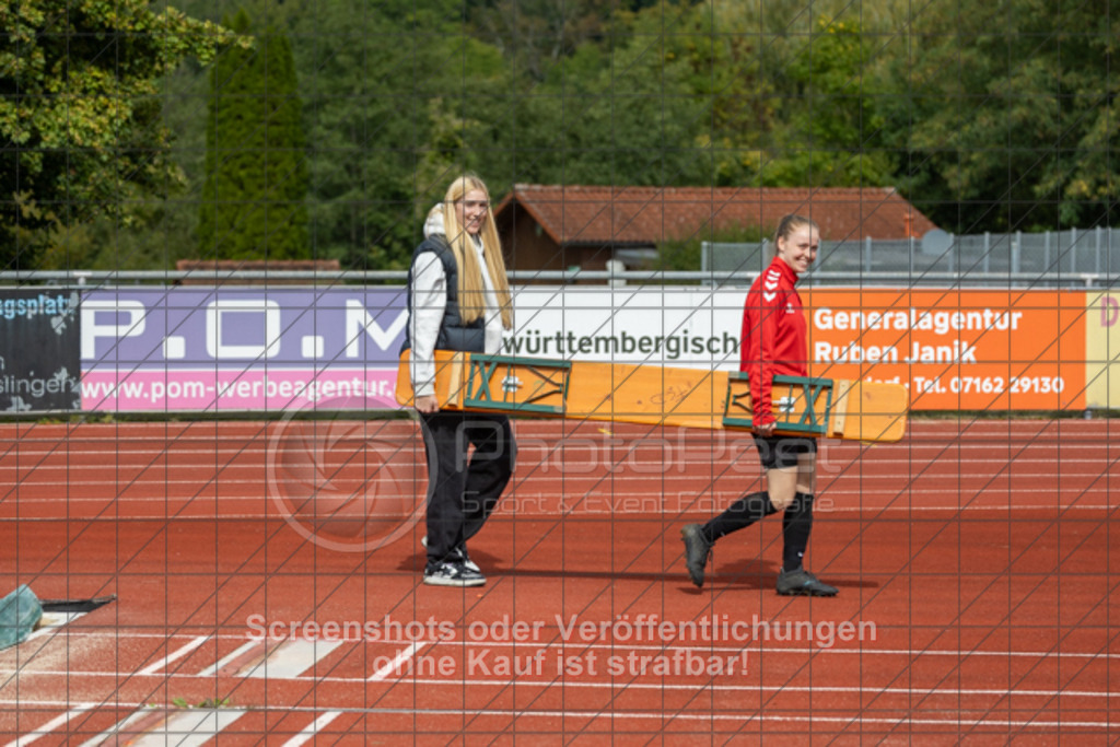 20250928_131040_0151 | #,1.FC Donzdorf (schwarz) vs. TV Derendingen (rot), Fussball, Frauen-Verbandsliga Württemberg, 03. Spieltag, Saison 2025/2026, Rasenplatz Lautertal Stadion, Süßener Straße 16, 73072 Donzdorf, 28.09.2025 - 13:00 Uhr,Foto: PhotoPeet-Sportfotografie/Peter Harich