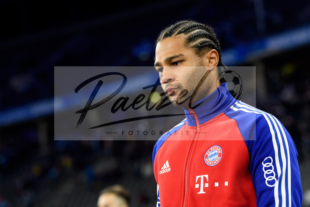 BSCFCB20220123_231 | Fussball, Herren: Serge Gnabry (FC Bayern Muenchen) schaut bei dem Spiel der 1. Bundesliga zwischen Hertha BSC und FC Bayern Muenchen im Olypiastadion am 23.01.2022 in Berlin, Deutschland.DFB / DFL REGULATIONS PROHIBIT ANY USE OF PHOTOGRAPHS AS IMAGE SEQUENCES AND/OR QUASI-VIDEO. - Realisiert mit Pictrs.com