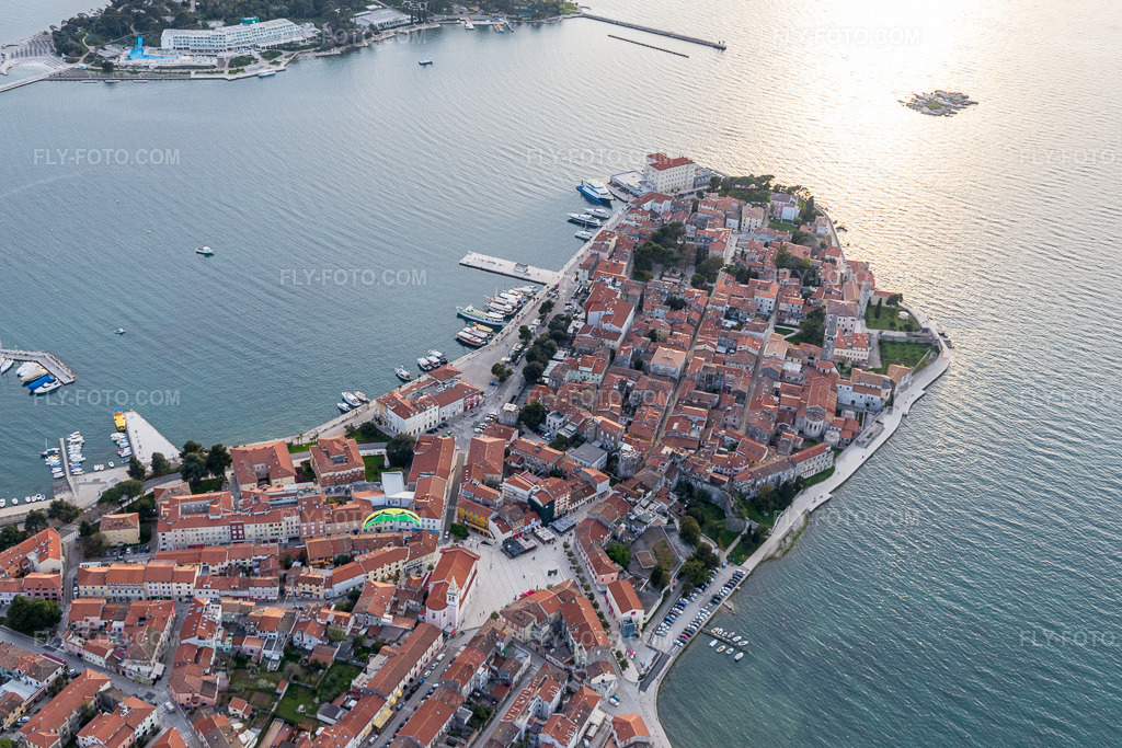 Aerial view: View of the town in Poreč in the state Gespanschaft Istrien, Croatia. – Photo: IMG_106408.jpg taken on 04/14/2018 by Werner Riehm/FLY-FOTO.com – Resolution of the original: 5472 x 3648 px