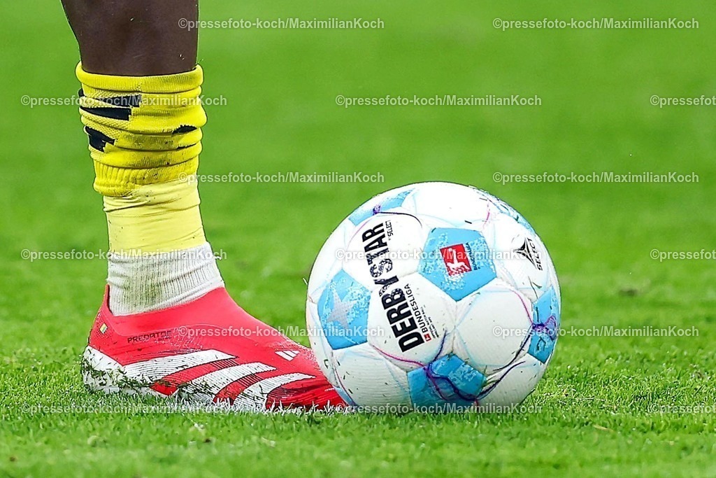 BVB10012502325 | 10.01.2025, Fußball, Borussia Dortmund - Bayer 04 Leverkusen, 1. Fußball Bundesliga, 16. Spieltag, Signal Iduna Park, Saison 2024 2025: Mini Schienbeinschoner unter der herunter gerutschten Stulpe von Serhou Guirassy (BVB #9) Symbolbild Feature Detail Detailfoto NahaufnahmeDFB regulations prohibit any use of photographs as image sequences and or quasi-video.