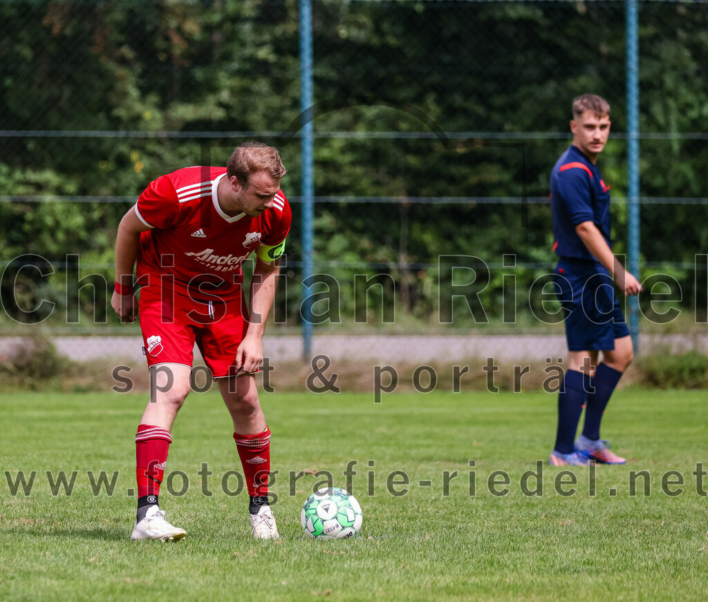 2023-09-03_062_TSV_Oberpframmern_II_gegen_TSV_Hohenbrunn_II | Oberpframmern, Deutschland, 03.09.2023:
Fußball, B-Klasse 2023 / 2024, 3. Spieltag, TSV Oberpframmern II gegen TSV Hohenbrunn II, Endergebnis: 0:2

Robert Schneider (TSV Oberpframmern, #10), Schiedsrichter Karlo Kerovec

Foto: Christian Riedel / fotografie-riedel.net