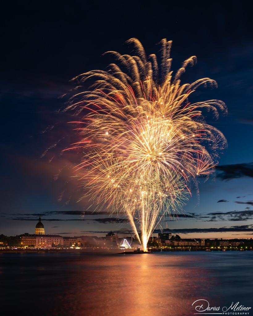 Feuerwerk über Mainz am Rhein | Seit 1968 findet die Mainzer Johannisnacht statt. Das Fest wurde zum 500. Todestages von Johannes Gutenberg ins Leben gerufen. Nachdem die Veranstaltung zweimal ausgefallen war, wurde im Jahr 2022 der Abschluss des Festes mit einem Feuerwerk gefeiert.