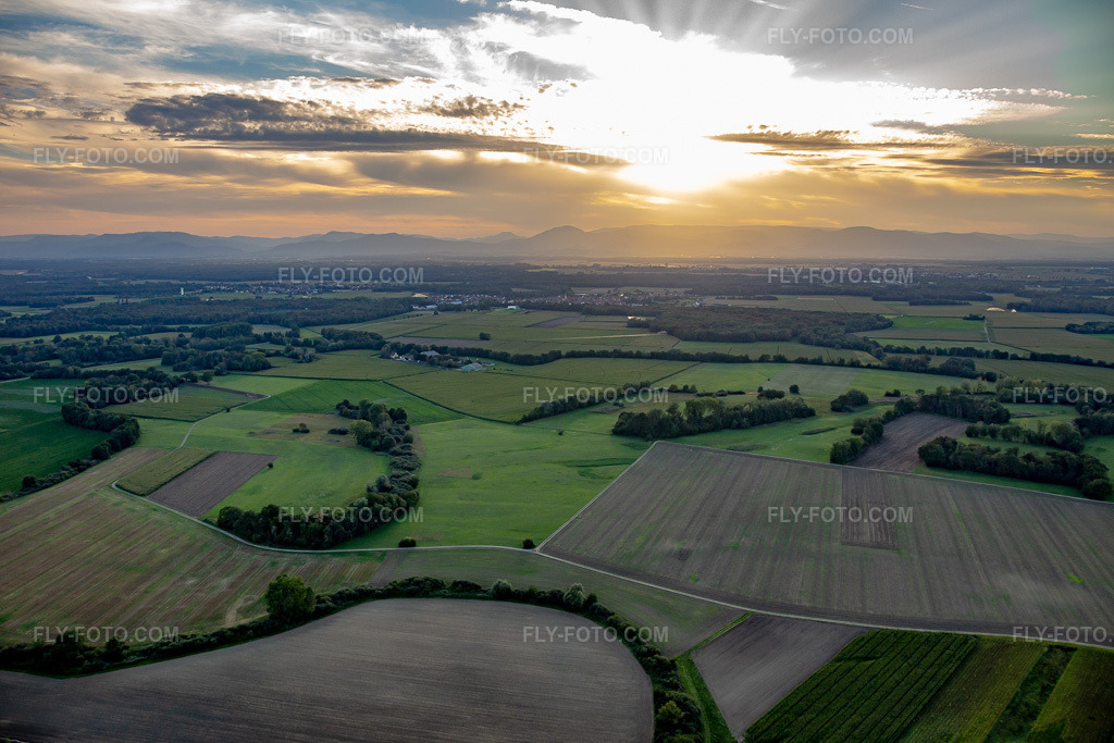 Aerial view: Sunset over the Vosges Mountains in Obenheim in the state Bas-Rhin, France. – Photo: IMG_137922.jpg taken on 08/18/2023 by Werner Riehm/FLY-FOTO.com – Resolution of the original: 5304 x 3536 px