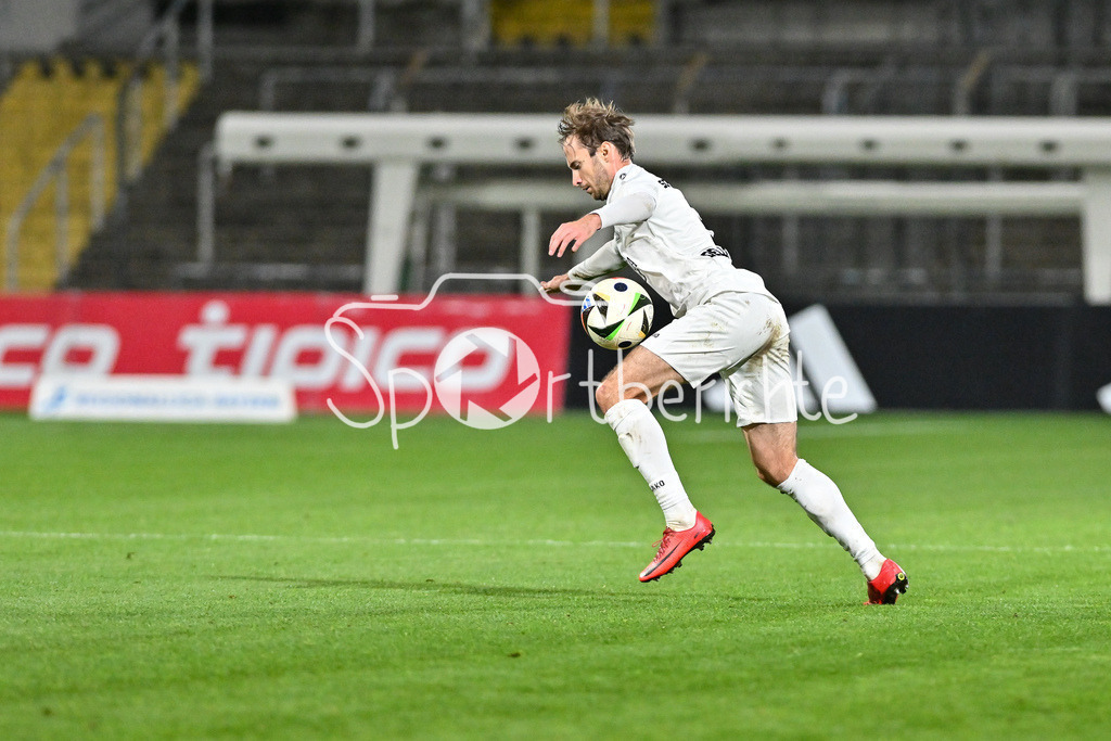 FC Bayern Amateure - TSV Schwaben Augsburg | am Ball Nicola Della SCHIAVA (TSV #3) / Freisteller / Einzelfoto / Regionalliga Bayern: FC Bayern Muenchen II - TSV Schwaben Augsburg, Gruenwalder Stadion am am 25.10.2024