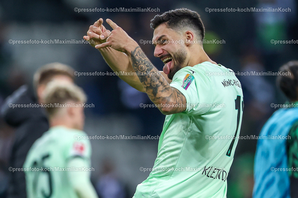 BMG24112401053 | 24.11.2024, Fußball, Borussia Mönchengladbach - FC St. Pauli, 1. Fußball Bundesliga, Borussia-Park, Saison 2024 2025: Abschlussjubel nach dem 2:0 Sieg der Borussia. Die Mannschaft steht jubelnd auf dem Feld. Tim Kleindienst (Mönchengl. #11) jubelndDFB regulations prohibit any use of photographs as image sequences and or quasi-video.