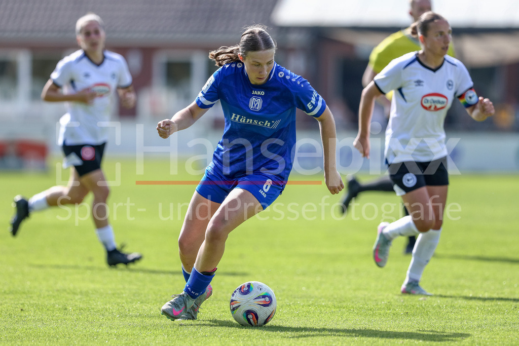 Fussball, Testspiel Frauen, SV Meppen - DSC Arminia Bielefeld | Laura Bröring (SV Meppen, 6) am Ball, Einzelbild, Ganzkörper, Aktion, Action, Spielszene
