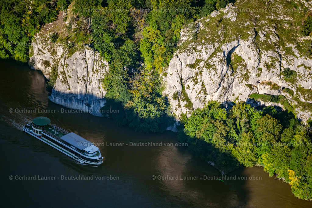 4050953 | KELHEIM 03.09.2021 Felsen- Massiv und Gesteinsformation " Peter und Paul Felsen " am Wieserkreuz am Ufer der Donau in Kelheim im Bundesland Bayern, Deutschland. // Rock massif and rock formation " Peter and Paul Felsen " on river danube in Kelheim in the state Bavaria, Germany. Foto: Gerhard Launer