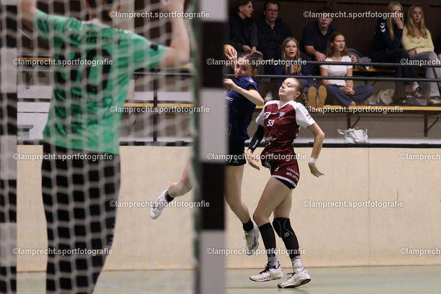 Handball I Juniorinnen I Saison 2026-2027 I Oberliga Schleswig-Holstein I 3. Spieltag I HSG Kalkberg 06 - TSV Bargteheide 196 | v.l. Zoe Lena Thiemann (7, HSG Kalkberg 06), Jule Weidmann (59, TSV Bargteheide) - Realisiert mit Pictrs.com