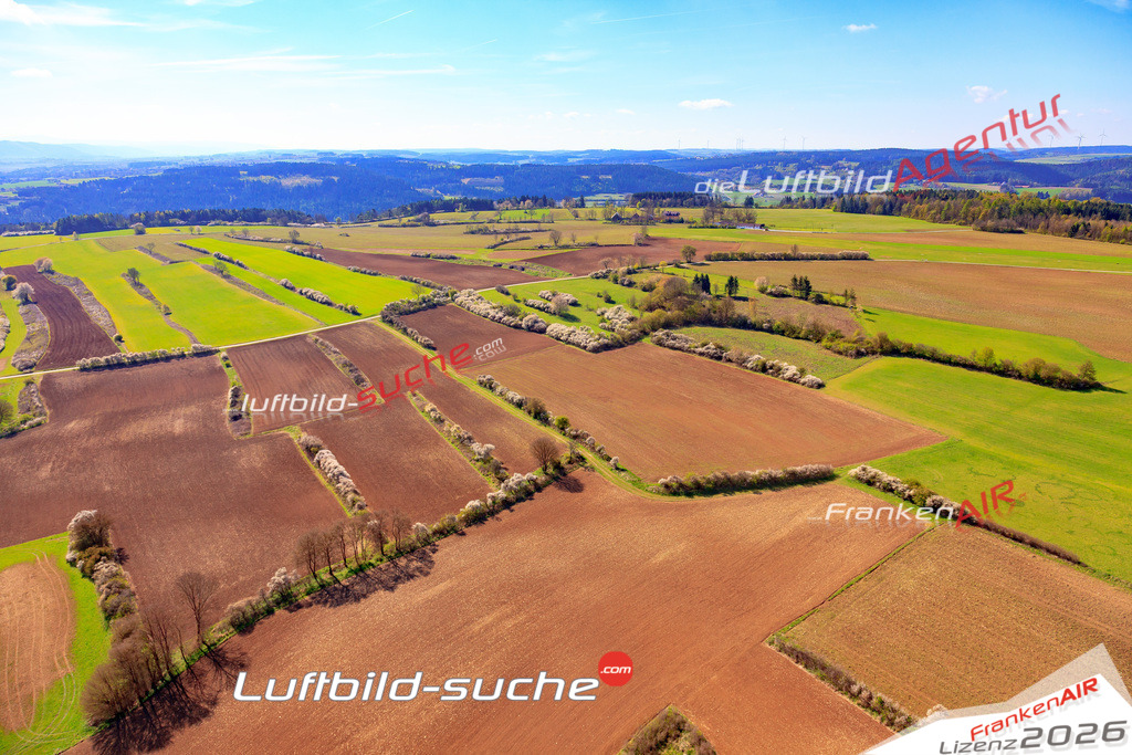 Die Luftaufnahme Kreuzberg - Marktrodach wurde 2017 mittels Flugzeug (keine Drohne) erstellt. Perfekte Schärfe und Druck- Auflösung- Garantiert!
