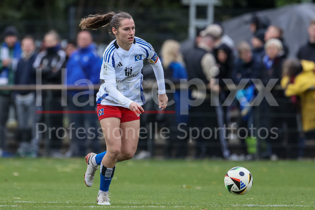 Fussball, 2. Frauen-Bundesliga, Hamburger SV - Borussia Mönchengladbach | v.li.: Pauline Machtens (Hamburger SV, 28) am Ball, Freisteller, Einzelbild, Ganzkörper, Aktion, Action, Spielszene, DIE DFB-RICHTLINIEN UNTERSAGEN JEGLICHE NUTZUNG VON FOTOS ALS SEQUENZBILDER UND/ODER VIDEOÄHNLICHE FOTOSTRECKEN. DFB REGULATIONS PROHIBIT ANY USE OF PHOTOGRAPHS AS IMAGE SEQUENCES AND/OR QUASI-VIDEO.
