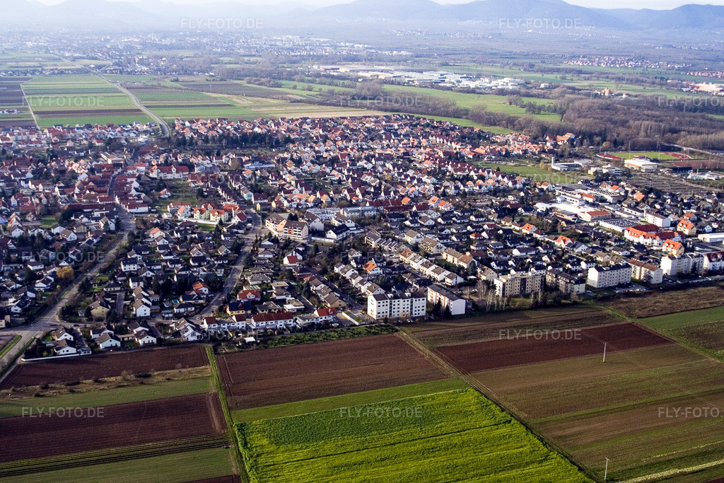 Luftbild: Ortsansicht der Straßen und Häuser der Wohngebiete in Offenbach an der Queich im Bundesland Rheinland-Pfalz in Deutschland. Foto: IMG_5034.jpg vom 17.12.2006 durch Werner Riehm/FLY-FOTO.de