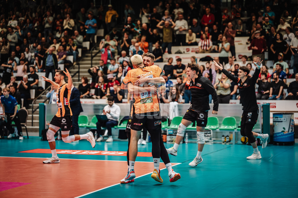 Volleyball | Herren | Saison 2025/2026 | Volleyball Ligacup | Finale | SVG Lüneburg vs. Berlin Recycling Volleys | 12.10.2024 | Berlin gewinnt den Cup, v.l. Ruben Schott (#13, BERLIN RECYCLING Volleys) und Florian Krage-Brewitz (#12, BERLIN RECYCLING Volleys) jubeln