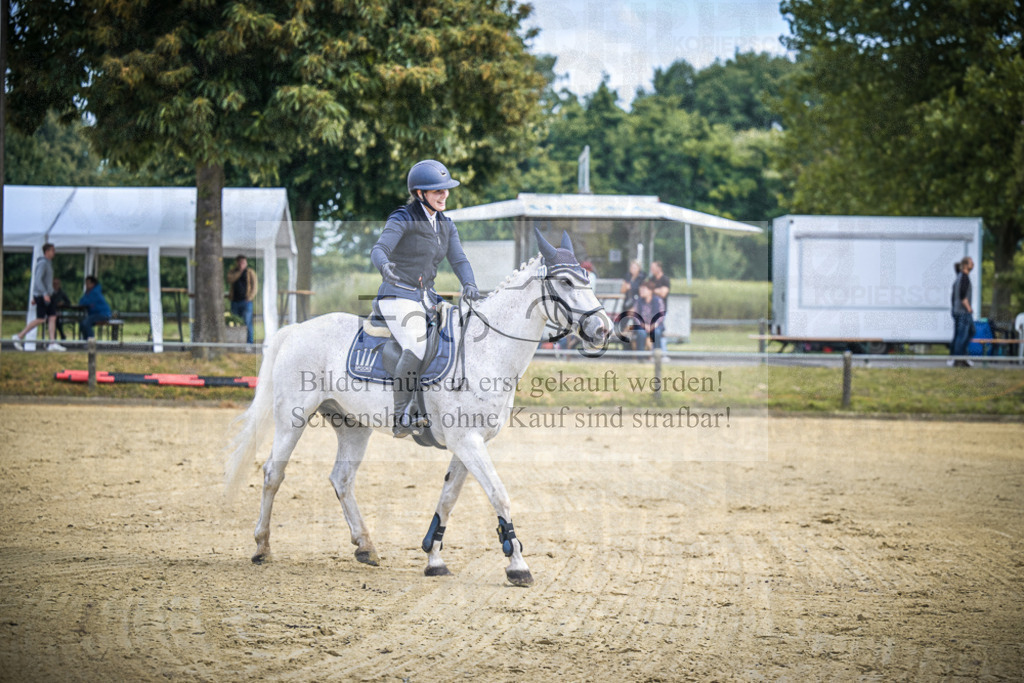 DOS_1836 | Entdecke hochwertige Reitturnierfotos von Foto Oger. Professionell, emotional und authentisch – jetzt Lieblingsmomente im Shop bestellen.Deutschlandweite Turnierfotografie. - Realisiert mit Pictrs.com