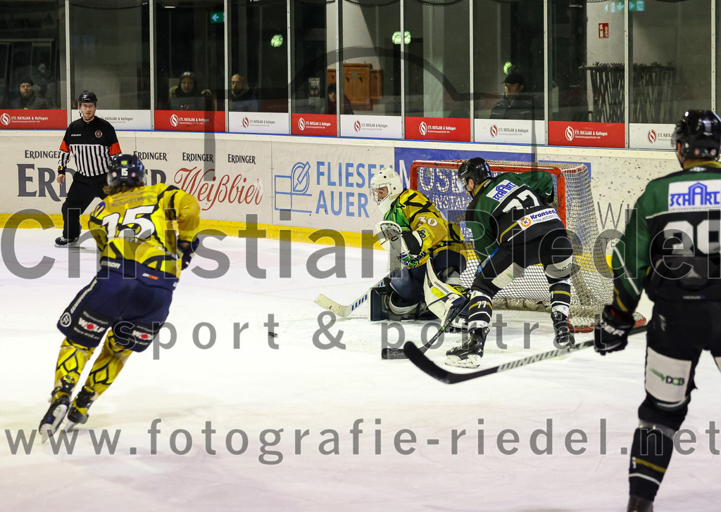 2022-12-16_128_TSV_Erding_gegen_EC_Pfaffenhofen | Erding, Deutschland, 16.12.2022:
Eishockey, Bayernliga 2022 / 2023, 21. Spieltag, TSV Erding gegen EC Pfaffenhofen, Endergebnis: 14:1

Alex Ermakov (EC Pfaffenhofen, #15), Torwart Hannes Kiefer (EC Pfaffenhofen, #30), Philipp Michl (Erding Gladiators, #77)

Foto: Christian Riedel / fotografie-riedel.net