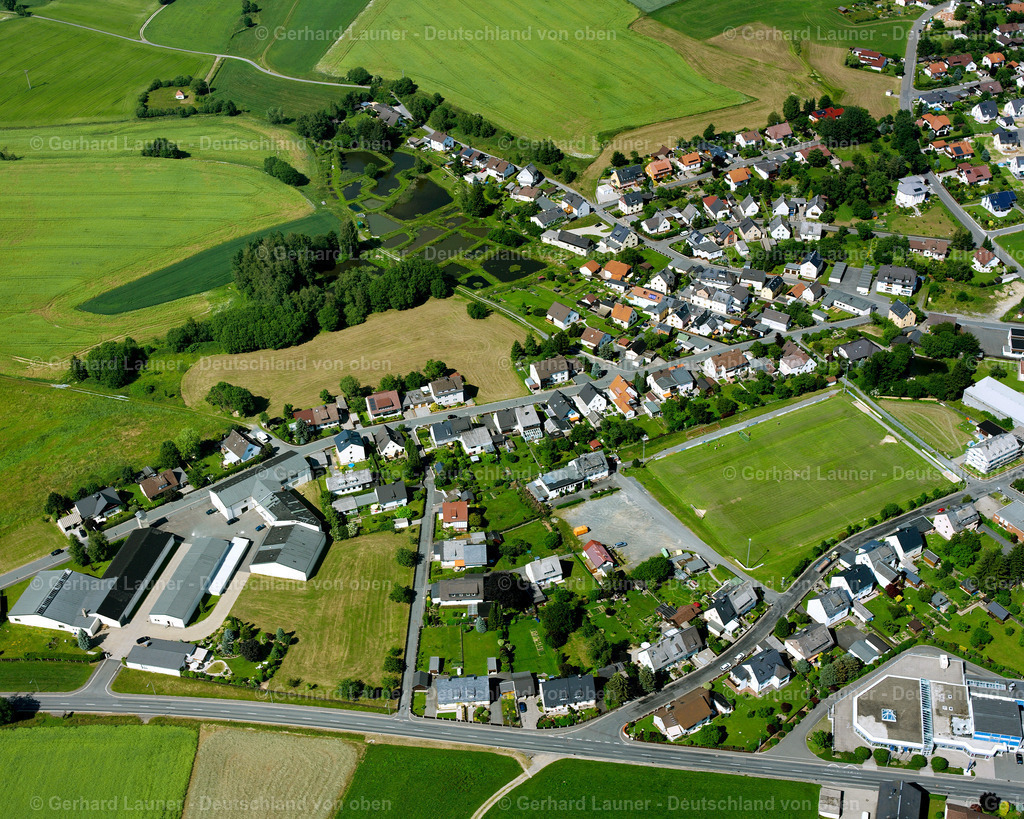 2629775 | KONRADSREUTH 12.07.2006 Ortsansicht der Straßen und Häuser der Wohngebiete an der Sportplatzstraße in Konradsreuth im Bundesland Bayern, Deutschland. // Town View of the streets and houses of the residential areas on street Sportplatzstrasse in Konradsreuth in the state Bavaria, Germany. Foto: Gerhard Launer