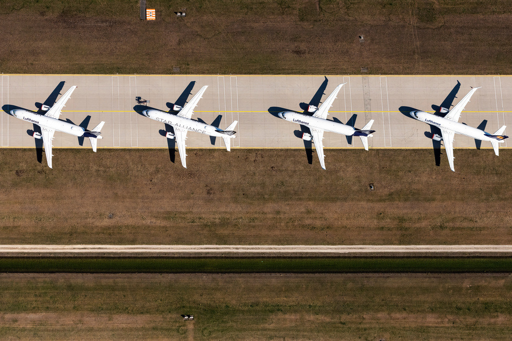 dr__0052070.jpg | MüNCHEN-FLUGHAFEN 23.04.2020 Start- und Landebahnen mit Rollwegen Hangaranlagen und Terminals auf dem Gelände des Flughafen München, Flugzeuge Parken aufgrund des Coronalockdowns auf dem Rollweg in München-Flughafen im Bundesland Bayern, Deutschland. // Runway with hangar taxiways and terminals on the grounds of the airport Muenchen, Flugzeuge Parken aufgrund of Coronalockdowns on Rollweg in Muenchen-Flughafen in the state Bavaria, Germany. Foto: Daniel Reiter