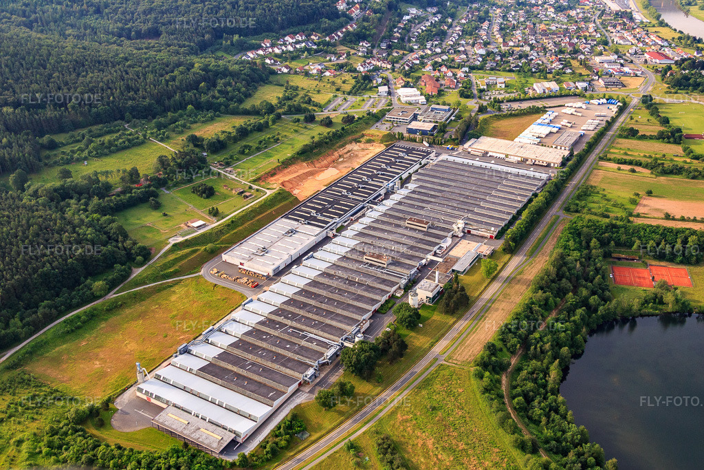 Luftbild: Rauch Möbelwerke GmbH in Freudenberg im Bundesland Baden-Württemberg in Deutschland. – Foto: IMG_089651.jpg vom 11.06.2016 durch Werner Riehm/FLY-FOTO.de – Auflösung des Originals: 5197 x 3465 px – rauch Gruppe
