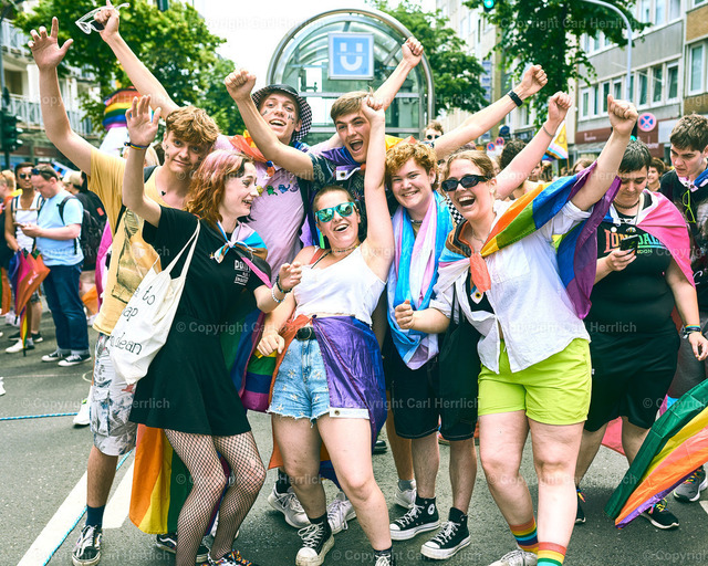 Gay-Pride Düsseldorf 23/ RP-Online | High End Portraits. Einzelportrait Paarportrait Gruppenportrait Künstlerportrait Bandportzait Bühnenfotografie Fashion Lifestyle Urbanlife  - Realisiert mit Pictrs.com