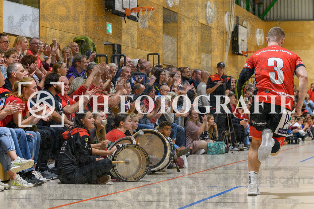 GER, SG Maulburg/Steinen - HSV Schopfheim, Handball, Landesliga, 4. Spieltag, Saison 2023/2024, 14.10.2023 | Fans beim Spiel mit Trommel mit Marvin Grun (SG Maulburg/Steinen, #03)

GER, SG Maulburg/Steinen - HSV Schopfheim, Handball, Landesliga, 4. Spieltag, Saison 2023/2024, 14.10.2023

Foto: TH Fotografie/Thomas Hess