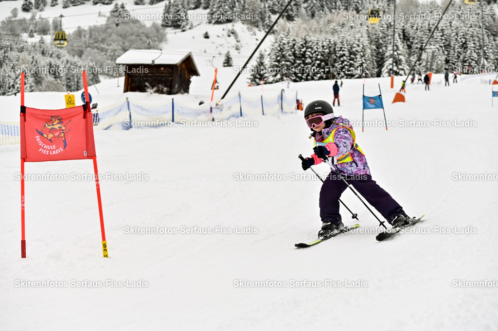 SRF_20.02.2026_0548 | Skirennfotos,Serfaus,Fiss,Ladis,Kinderskirennen,Winter,Tirol,Oberland,skirace,SFL,feelfree,weil wir's genießen,ski,Ski,skifahren,Sonnenplateau, - Realisiert mit Pictrs.com
