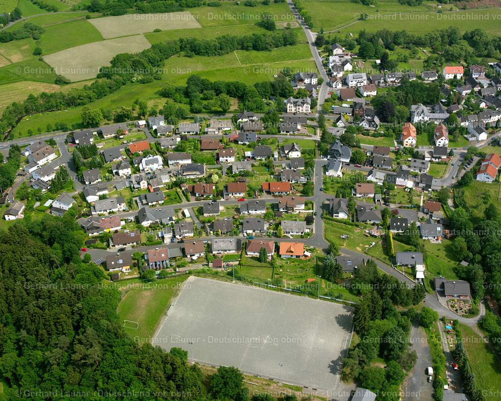 2611089 | STEINBRüCKEN 09.06.2006 Wohngebiet einer Einfamilienhaus- Siedlung  in Steinbrücken im Bundesland Hessen, Deutschland // Single-family residential area of settlement  in Steinbrücken in the state Hesse, Germany Foto: Gerhard Launer