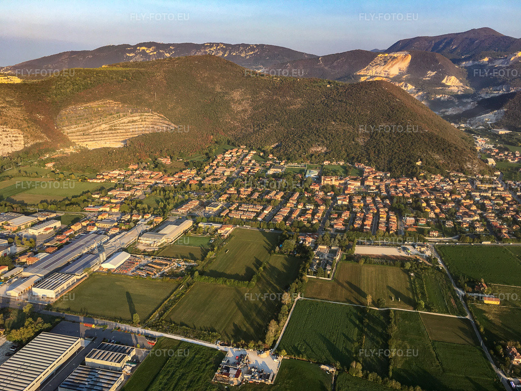 Vue aérienne: Vue de la ville à Nuvolera dans le département Brescia, Italie. Photo: IMG-135027.jpg prise le 23/09/2022 par Werner Riehm/FLY-FOTO.eu – Résolution de l'original: 4032 x 3024 px