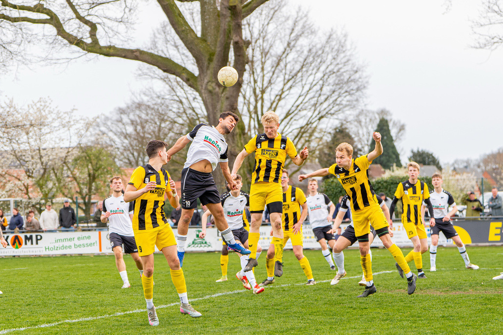 Fußball I Herren I Saison 2025-2026 I Kreisliga VEC I 22. Spieltag I SC SW Bakum - SV Falke Steinfeld I 24213 | jns.sportfotos - Realisiert mit Pictrs.com