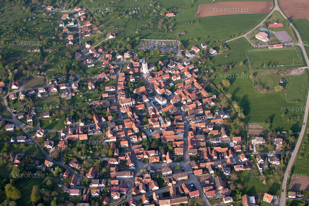 Vue aérienne: Vue du village à Gœrsdorf dans le département Bas Rhin, France. Photo: IMG_56837.jpg prise le 05/05/2013 par Werner Riehm/FLY-FOTO.eu – Résolution de l'original: 4752 x 3168 px