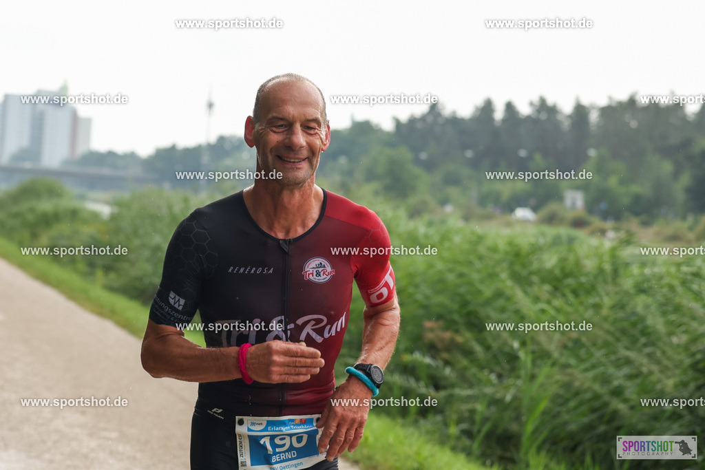 LUR_1468 | 34. M-net Erlanger Triathlon 2025 #erlangertriathlon  #mnettriathlon2025 #mnettriathlon #team #olympischedistanz #mitteldistanz #triathlon #maindonaukanal  #erlangertriathlon2025 #yourpictrs #tv1848 #tv1848erlangen  #triathlonbayern #sportinerlangen #demsportverbunden #sportshot_your_pictrs Copyright: www.sportshot.de