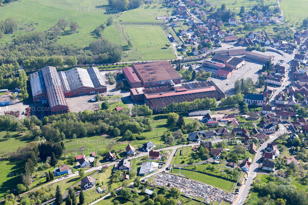 Aerial view: View of the town in Zinswiller in the state Bas-Rhin, France.Photo: IMG_099472.jpg taken on 04/30/2017 by Werner Riehm/FLY-FOTO.comResolution of the original: 5472 x 3648 px