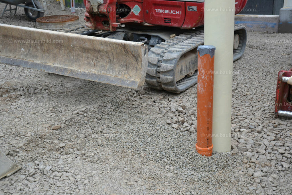 bib-lg03-abwasserkanal-0123 | Nach LV-Leistungsgruppen sortierte Detailfotos über den Bau eines Hauses. Alle Hausbau-Bilder direkt vom Urheber und Autor der Website Haus-Selber-Bauen.com