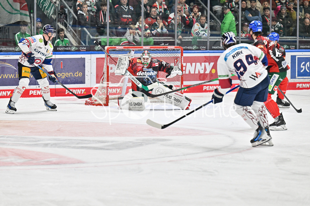 Augsburger Panther - Eisbären Berlin | der Schuss von Liam KIRK (Eisbaeren Berlin #94) wird von Strauss MANN (Augsburger Panther #38) uebers Tor gelenkt / Torschuss / Torchance / DEL: Augsburger Panther - Eisbaeren Berlin, Curt Frenzel Stadion am 31.10.2024