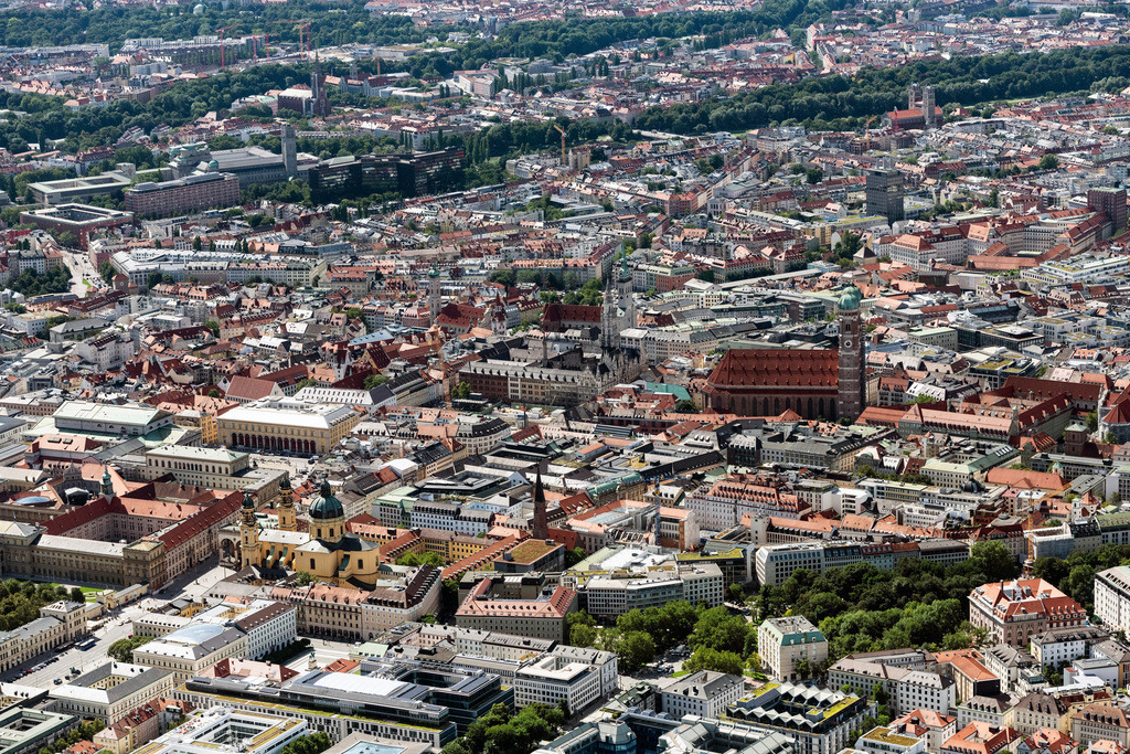 dr__0031254.jpg | MüNCHEN 09.08.2019 Stadtansicht des Innenstadtbereiches an der Frauenkirche in München im Bundesland Bayern, Deutschland. // City view on down town on Frauenkirche in Munich in the state Bavaria, Germany. Foto: Daniel Reiter