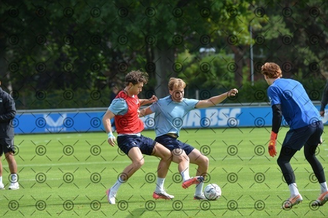 RGE_0086 | Hertha BSC, 2.Bundesliga, Herren, Fußball, Training auf dem Schenckendorffplatz, Dienstag 18.08. 2026, Saison 2026/27,  im Bild von li. Linus Gechter ( Hertha BSC ), Niklas Hildebrandt ( Hertha BSC ),  Fotograf: Ralf Gebhardt - Realisiert mit Pictrs.com