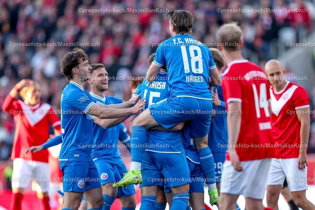 RWE06042501029 | 2025.04.06, Fußball, 3.Liga, Rot-Weiss Essen - FC Hansa Rostock, Stadion Hafenstraße, Saison 2024 2025: Torjubel nach dem Tor zum 1:0 durch Torschütze Cedric Harenbrock (FC Hansa Rostock #08) DFB regulations prohibit any use of photographs as image sequences and or quasi-video.