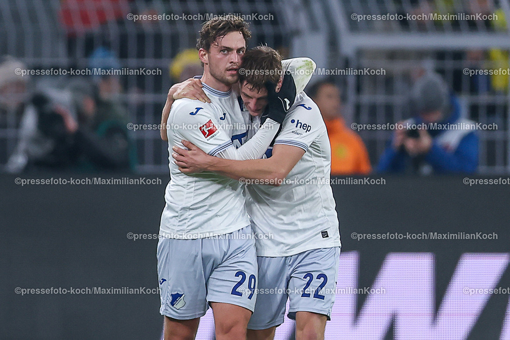 BVB15122401081 | 15.12.2024, Fußball, Borussia Dortmund - TSG 1899 Hoffenheim, 1. Fußball Bundesliga, 14. Spieltag, Signal Iduna Park, Saison 2024 2025: Torjubel nach dem 1:1 durch Torschütze Jacob Bruun Larsen (Hoffenheim #29) zusammen mit Alexander Prass (Hoffenheim #22)DFB regulations prohibit any use of photographs as image sequences and or quasi-video.