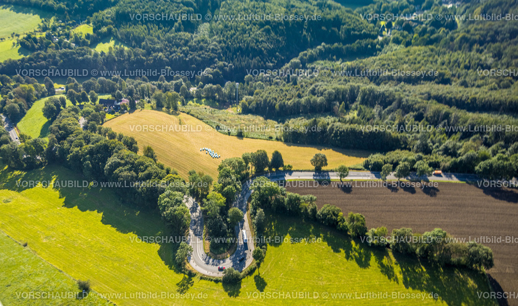 Velbert240811802Langenberg | Luftbild, Straßenschleife Kuhlendahler Straße und LKW, Wiesen und Felder und Waldgebiet, Kuhlendahl, Velbert, Ruhrgebiet, Nordrhein-Westfalen, Deutschland