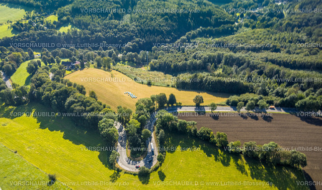 Velbert240811802Langenberg | Luftbild, Straßenschleife Kuhlendahler Straße und LKW, Wiesen und Felder und Waldgebiet, Kuhlendahl, Velbert, Ruhrgebiet, Nordrhein-Westfalen, Deutschland
