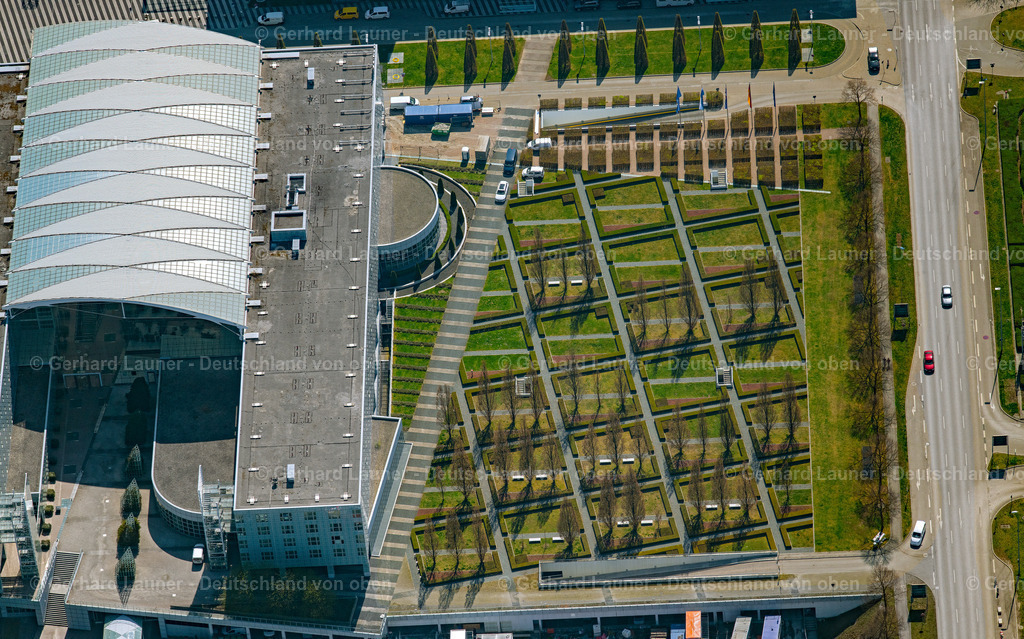 4021239 | Parkähnliche Anlage am  Flughafen München „Franz Josef Strauß“ (IATA-Code: MUC, ICAO-Code: EDDM)Verkehrsflughafen der bayerischen Landeshauptstadt München. Er liegt im Gebiet der Landkreise Erding und Freising in Bayern