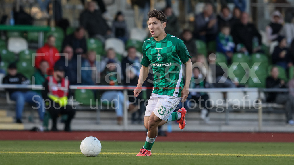 Fussball, Regionalliga Nord, SV Werder Bremen II - VfB Lübeck | v.li.: Kein Sato (SV Werder Bremen II, 23) am Ball, Freisteller, Einzelbild, Ganzkörper, Aktion, Action, Spielszene
