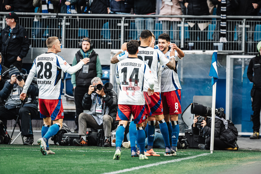 Fußball | Männer | Saison 2024/2025 | 2. Fußball-Bundesliga | 11. Spieltag | Hamburger SV vs. 1. FC Nürnberg | 03.11.2024 | Torschütze Daniel Elfadli (#8, HSV) wird vom Team gefeiert