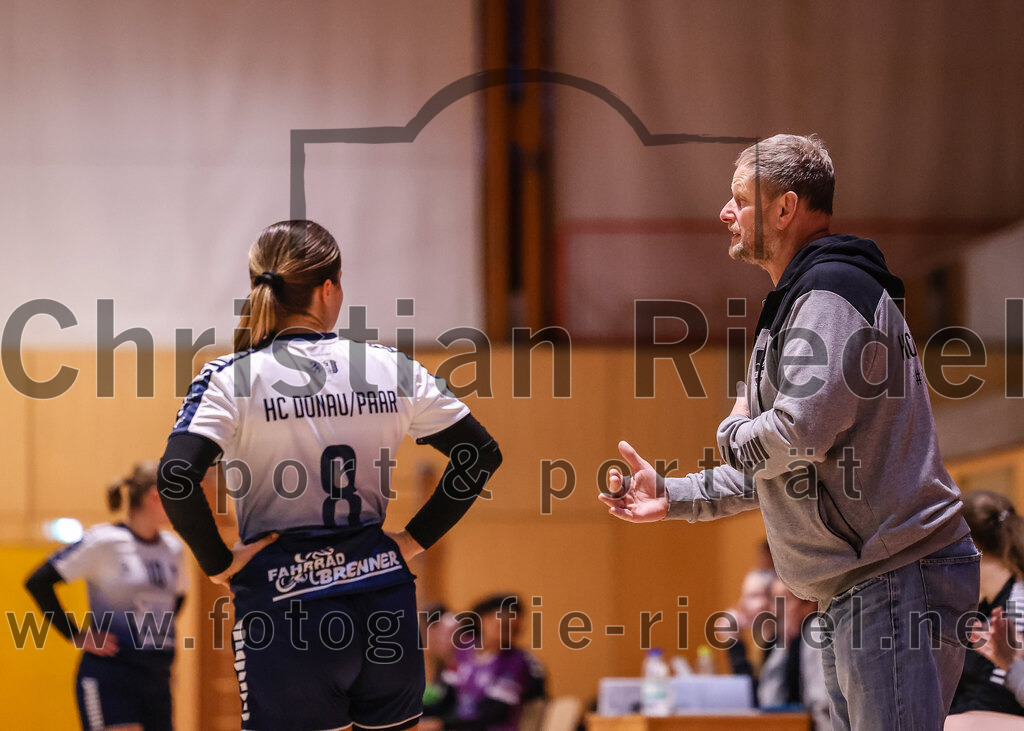 2024-11-24_018_SpVgg_Altenerding_gegen_HC_Donau-Paar_II | Erding, Deutschland, 24.11.2024:Handball, Bezirksoberliga Frauen Altbayern 2024 / 2024, 6. Spieltag, SpVgg Altenerding gegen HC Donau/Paar II, Endergebnis: 24:24Emely Otto (HC Donau/Paar, #8), Trainer Kurt Rothemund (HC Donau/Paar)Foto: Christian Riedel / fotografie-riedel.net